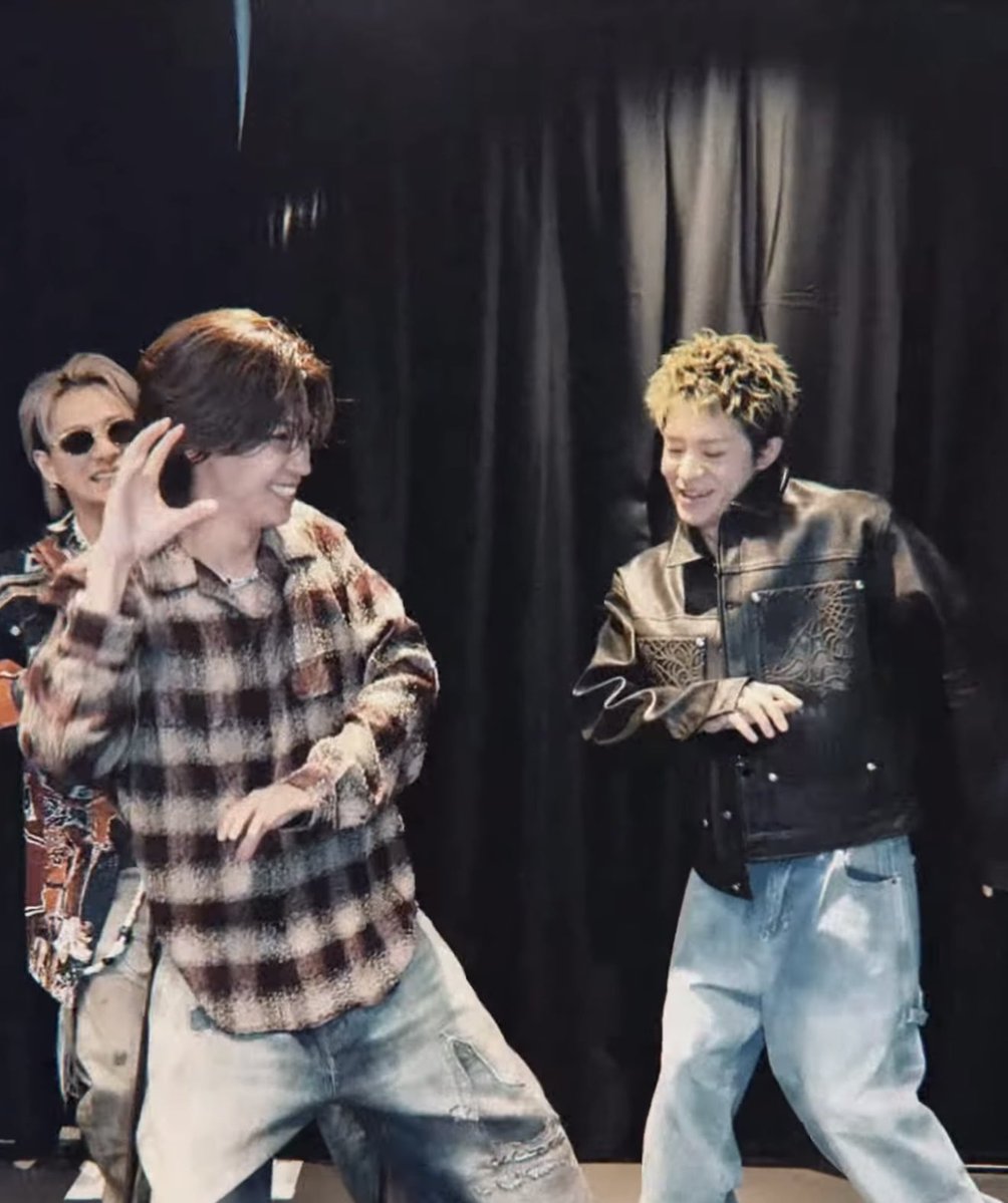 SUIKAnyaForger's tweet image. 神宮寺くんの後ろ姿かわいい🤭

どして笑ってるんだろ？？？
神宮寺くんの手で岸くんの動きを操ってるみたいだから？🤷‍♀️(どーなってんの♪)
かわいい😆

神宮寺くん横顔キレイ✨

instagram.com/reel/DRUO648AT…
#2OMBIE 
#Number_i