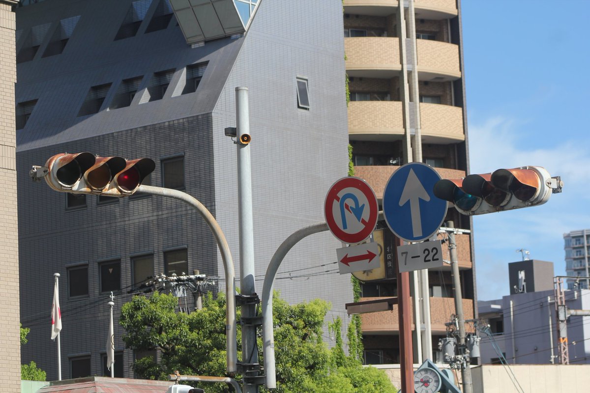 Sho_signal's tweet image. #信号機
天満のこの交差点、更新されたそうですね〜 撮影当時行きの夜行バスで寝れずに、2時間睡眠ぐらいでとても疲れていたので、まともな写真がほとんど残ってない…