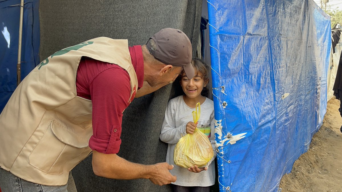 📍 Gazze | Ekmek Dağıtımı

🍞 Gazze’de, temel ihtiyaçların başında gelen ekmeğin üretim ve dağıtımını sürdürüyoruz.

✅ Fırınlarda hazırlanan ekmekler, ihtiyaç sahibi Gazzeli kardeşlerimize ulaştırılıyor.

Desteklerinizle, mazlumlara umut olmaya devam ediyoruz.

🔹 Direnişten