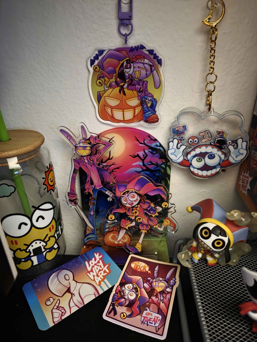Crazy_Dashie's tweet photo. Finally got the desk re-arranged with my merch lineup #TADC #TADCMerch #TheAmazingDigitalCircus
Gonna have to include the rest in the replies but in the first half we got special guest @lockwayart wonderful merch and sitting up top is my poor balding Pomni plush - https://t.co/OeXKnAaPHZ