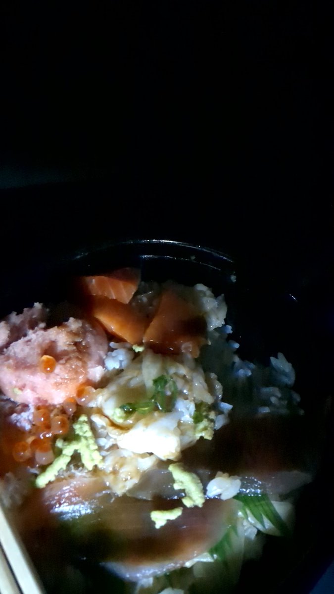 TjpImingutter's tweet image. 車内で海鮮食いながら誘拐された()