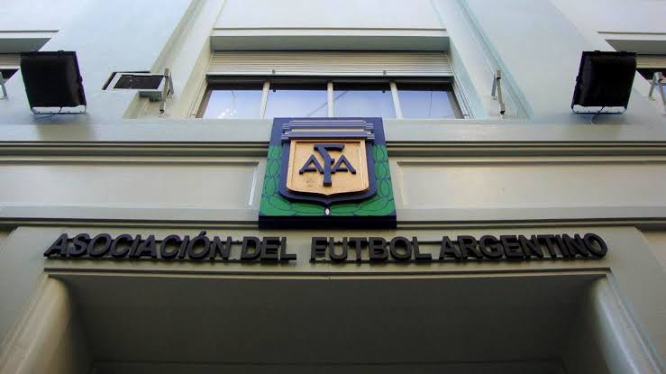 Agusval0's tweet image. “Lo de la AFA y la dirigencia argentina es un reflejo de todo lo que está mal en nuestro fútbol. Lo que pasó ayer en la entrega del trofeo a Rosario Central fue un papelón absoluto: 
#afa #futbolargentino #chiquitapia