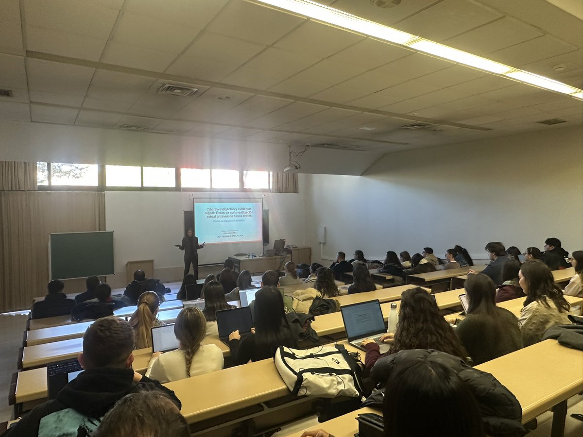 Hoy hemos organizado desde el Master Universitario en Cibercriminalidad una conferencia sobre Ciberinteligencia y evidencia digital a cargo de la Inspectora Jefa CNP Silvia Barrera. 
Visión práctica y pedagógica con gran participación del alumnado <a href="/FacDerechoUsal/">Facultad de Derecho</a> <a href="/usal/">Universidad de Salamanca</a>