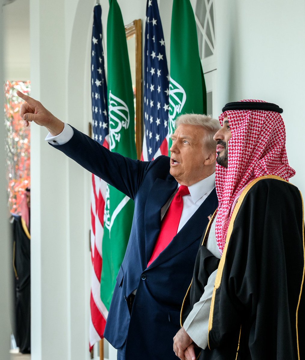 الزيارة التاريخية لسمو #ولي_العهد للولايات المتحدة أبرزت تقدير الرئيس الأمريكي دونالد ترمب لسمو #ولي_العهد_الأمير_محمد_بن_سلمان وللمملكة ومكانتها الدينية العظيمة، والقوة الاقتصادية، والهيبة السياسية والعسكرية للمملكة .
كما أبرزت مهارة سمو ولي العهد في إدارة النقاش والحوار