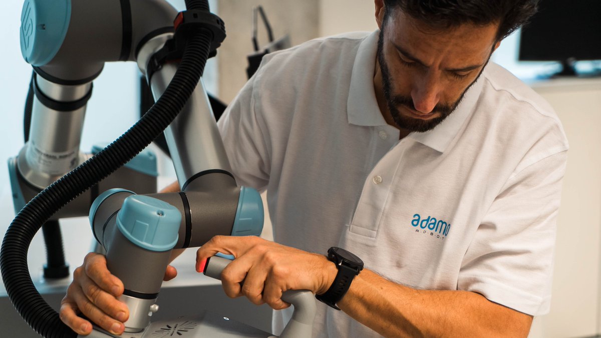HispaRob's tweet image. Con la asistencia del cobot UR5e de @Universal_Robot , Adamo aplica tratamientos de fisioterapia mediante aire comprimido, sin contacto directo con el paciente y puede reducir hasta un 60% los tiempos de recuperación.
hisparob.es/adamo-el-robot…