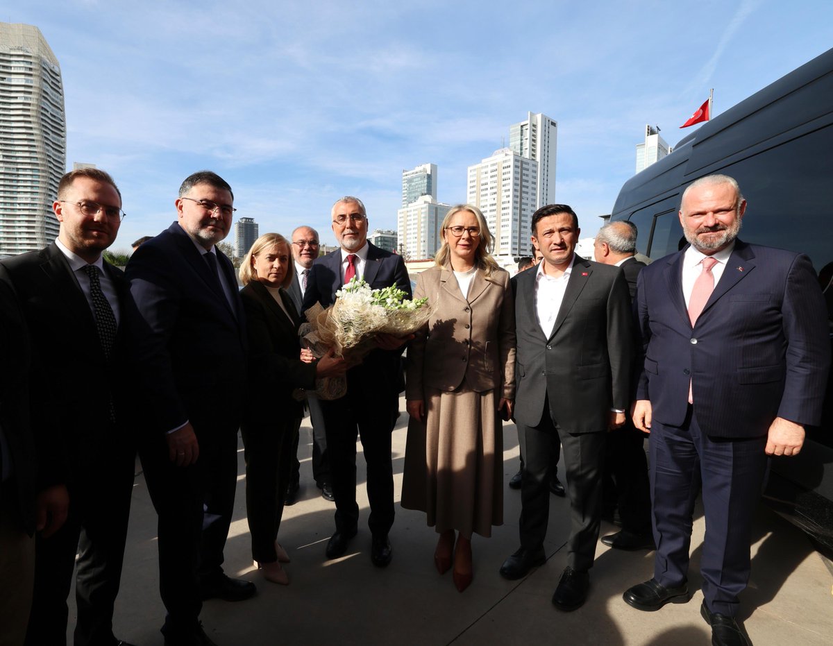 Efelerin şehri İzmir’de AK Parti İl Başkanlığımızı ziyaret ettik.
 
İl Başkanımız Sayın <a href="/Bilalsaygili/">Bilal Saygılı</a> ve dava arkadaşlarıma teşekkür ediyorum.
 
Milletimizin desteğiyle Türkiye’nin yarınlarını inşa etmeye devam edeceğiz.
 
<a href="/akpartiizmir/">AK Parti İzmir</a>