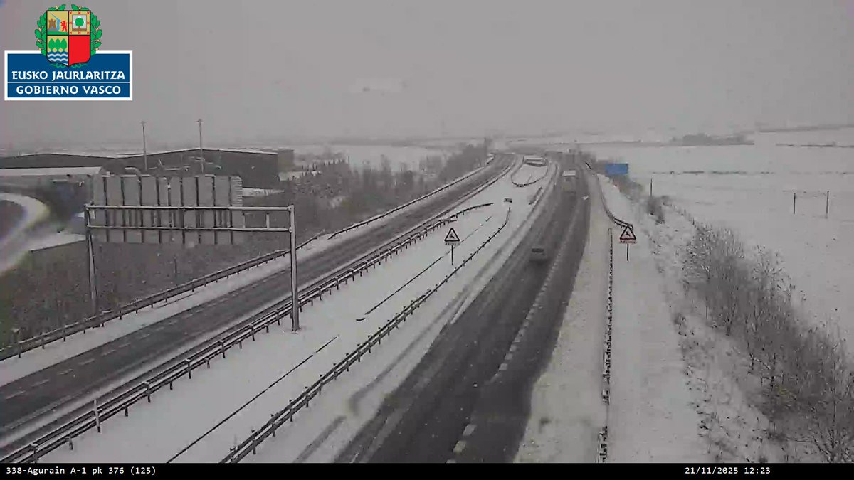 gasteizhoy's tweet photo. #NieveVG
Así está la A1 a las 12:30. Estado de las carreteras EN DIRECTO 👇
https://t.co/31BGHs7tnz https://t.co/Q3knt1cmKH