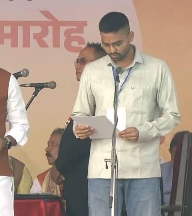 YadavYadav2859's tweet image. चित्रा त्रिपाठी ने उपेंद्र कुशवाहा का पुरा इन्टरव्यू किया ••••

कल उपेंद्र कुशवाहा का  लडका मंत्री पद की सपथ लिया जो कि न कही से विधायक है और नही ही MLC हैं। 

मगर चित्रा ने उस पर एक सवाल नही पूछा, कि जिसे जनता ने नही चुना वो मंत्री पद की सपथ कैसे ले सकता है ।

चित्रा जी…