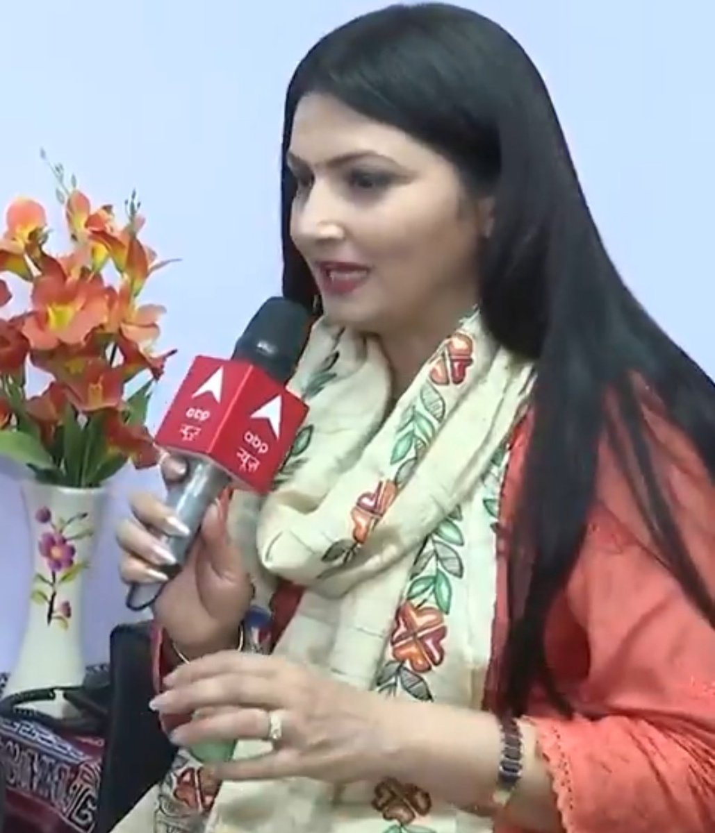 YadavYadav2859's tweet image. चित्रा त्रिपाठी ने उपेंद्र कुशवाहा का पुरा इन्टरव्यू किया ••••

कल उपेंद्र कुशवाहा का  लडका मंत्री पद की सपथ लिया जो कि न कही से विधायक है और नही ही MLC हैं। 

मगर चित्रा ने उस पर एक सवाल नही पूछा, कि जिसे जनता ने नही चुना वो मंत्री पद की सपथ कैसे ले सकता है ।

चित्रा जी…