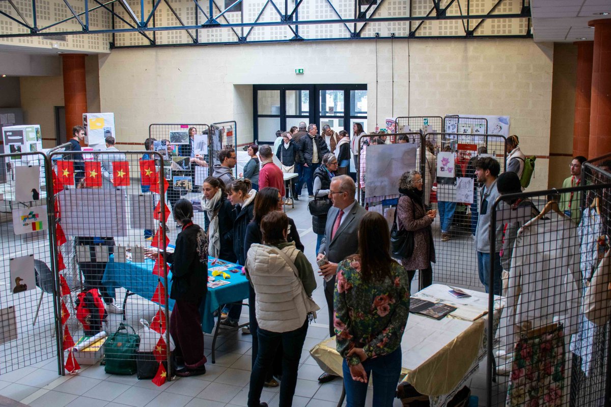 Prefet65's tweet photo. #NosQuartiers | Vernissage de l’exposition « Nos habitants ont du talent » par le #préfet65. Organisée par la mission locale 65, elle permet de dévoiler au grand public le talent artistique de jeunes vivant dans les #HautesPyrénées. Merci à tous pour cette exposition ! https://t.co/1ma36xNHS9