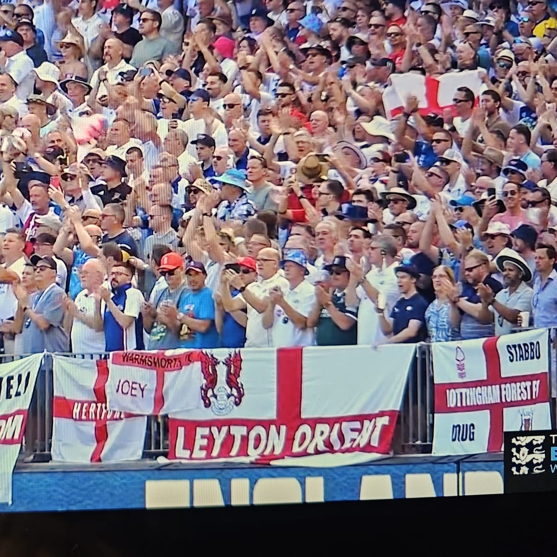 leytonorientfc's tweet photo. Flying the flag 🏴󠁧󠁢󠁥󠁮󠁧󠁿

Wishing the Barmy Army the best of luck in the Ashes series 🏏

#LOFC #OneOrient https://t.co/O54UDiRNjh