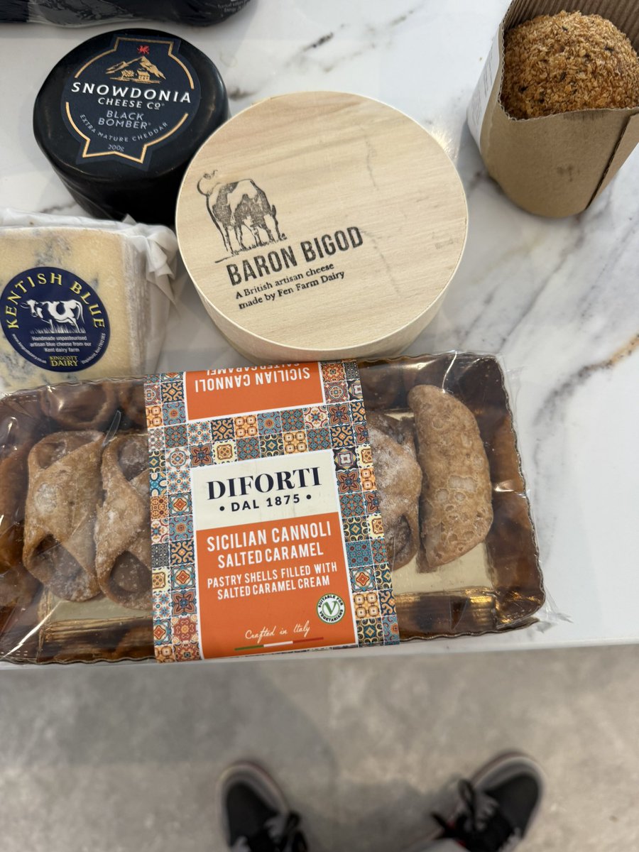 LessGrumpy's tweet image. Discovered a new (to me) deli locally so been off to liberate some produce.