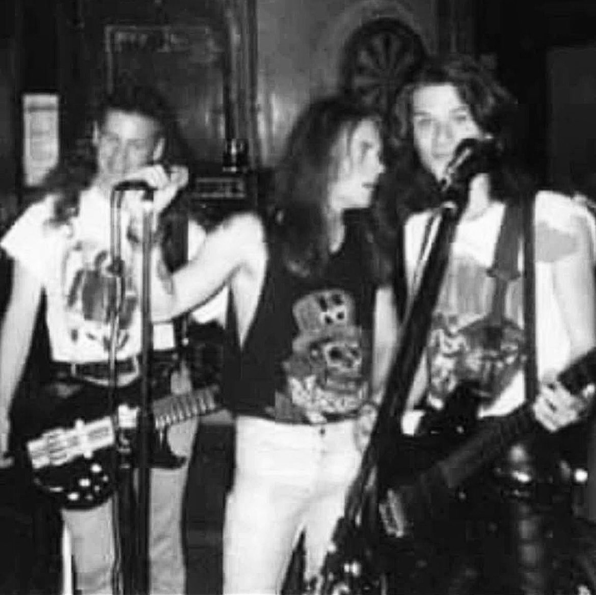 Old school picture - I think I’m around 15/16 (I’m on the right!) 🤘🏻🎸

#oldschool #young #band #guitarist