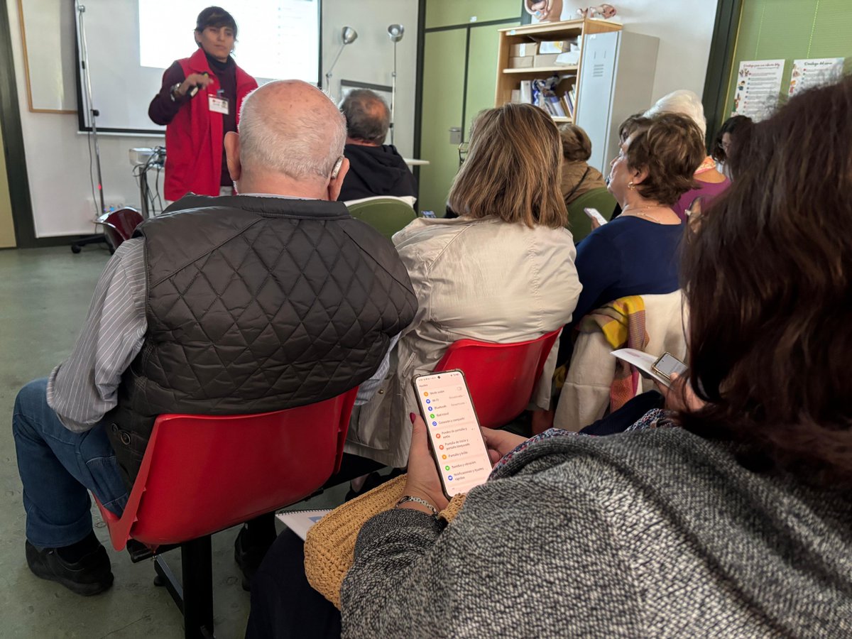 Ayer jueves 20 de noviembre realizamos un nuevo taller de Movilizando 📱 en el Centro de Salud La Flota 📍, acompañando a 15 personas mayores en el uso básico del móvil.

🤝 Proyecto posible gracias a <a href="/PolitSocialMur/">Consejería de Política Social Familias e Igualdad</a> <a href="/FCajamurcia/">Fundación Cajamurcia</a>  <a href="/caixabank/">CaixaBank</a> <a href="/Murciasalud/">Murciasalud</a>