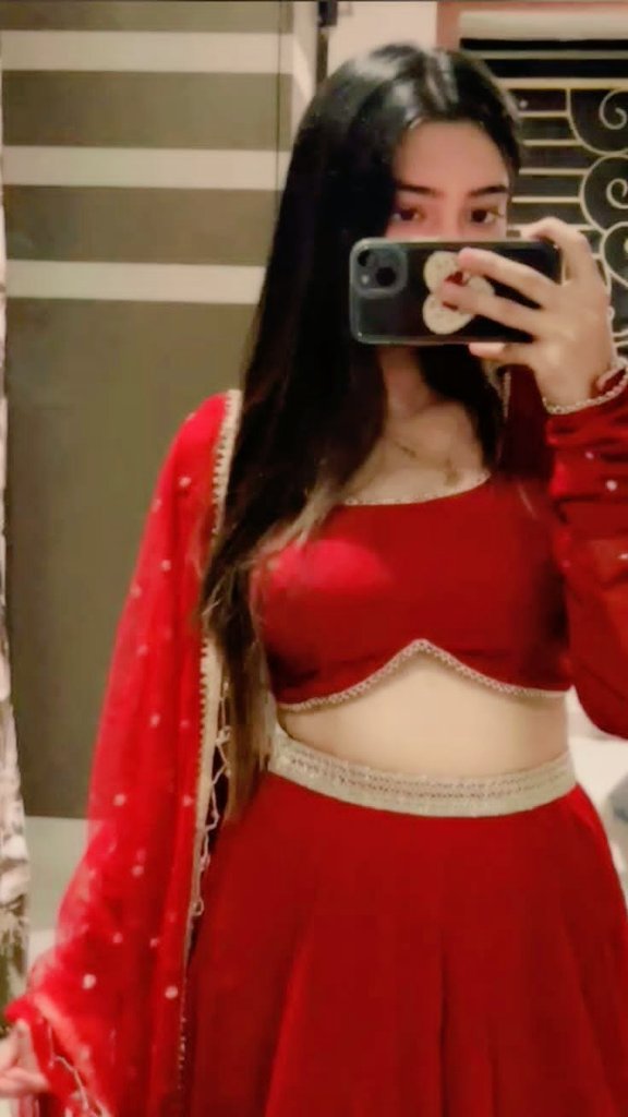 गुफ़्तगू में लफ़्ज़ों को सलीक़े 
से पेश करना ज़रूरी है...
क्योंकि गुलाब भी अगर 
कायदे से ना पेश करें 
तो उसके काँटे चुभ ही जाते हैं..

❣❣❣