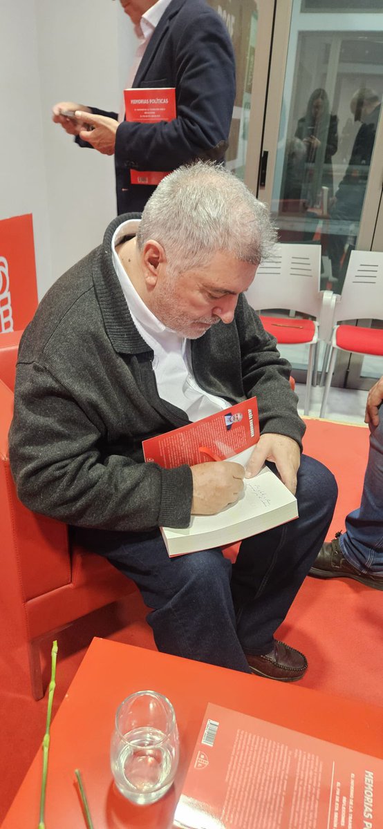 Anoche en @psoemacarena celebramos las #MemoriasPolíticas de #JesúsEguiguren y la fuerza de la #memoria que une a España. 
El socialismo estuvo —y sigue estando— donde se conquistan derechos y libertades. 
Gracias por el cariño y la generosidad. 🌹
