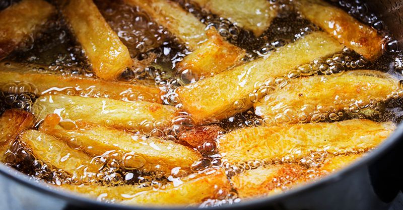 Ambulantes lanzan aceite hirviendo a inspector municipal en Estación Central epicentrochile.com/?p=345376