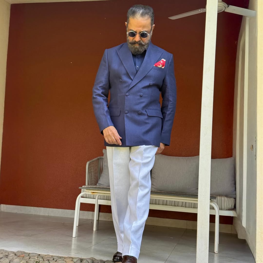 DiehardKamalian's tweet image. Our ever-suave @ikamalhaasan sir presents #Amaran at #IFFI2025 in Goa. 📽️

How much 💙 for this look?!😊

#KamalHaasan #IFFIGoa
