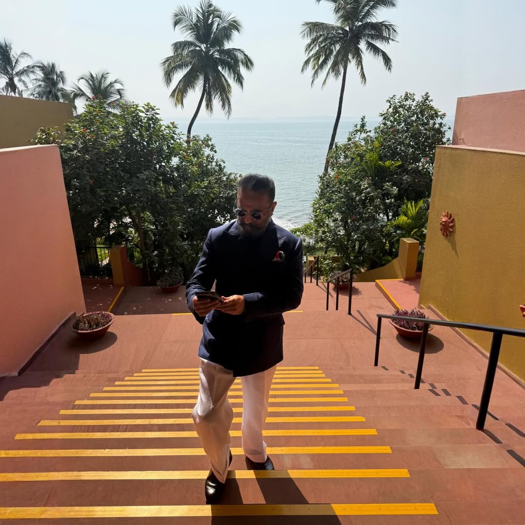 DiehardKamalian's tweet image. Our ever-suave @ikamalhaasan sir presents #Amaran at #IFFI2025 in Goa. 📽️

How much 💙 for this look?!😊

#KamalHaasan #IFFIGoa