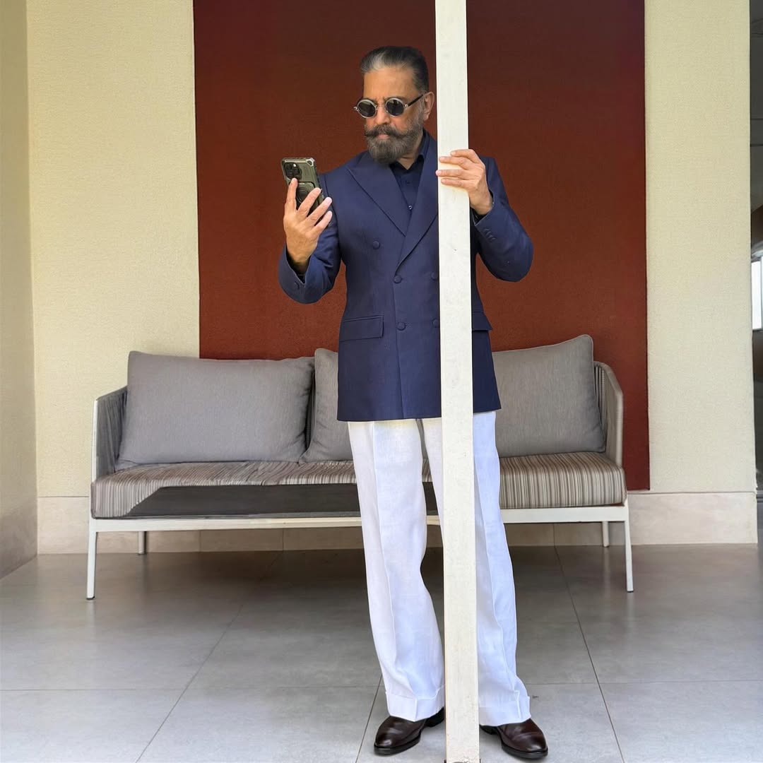 DiehardKamalian's tweet image. Our ever-suave @ikamalhaasan sir presents #Amaran at #IFFI2025 in Goa. 📽️

How much 💙 for this look?!😊

#KamalHaasan #IFFIGoa