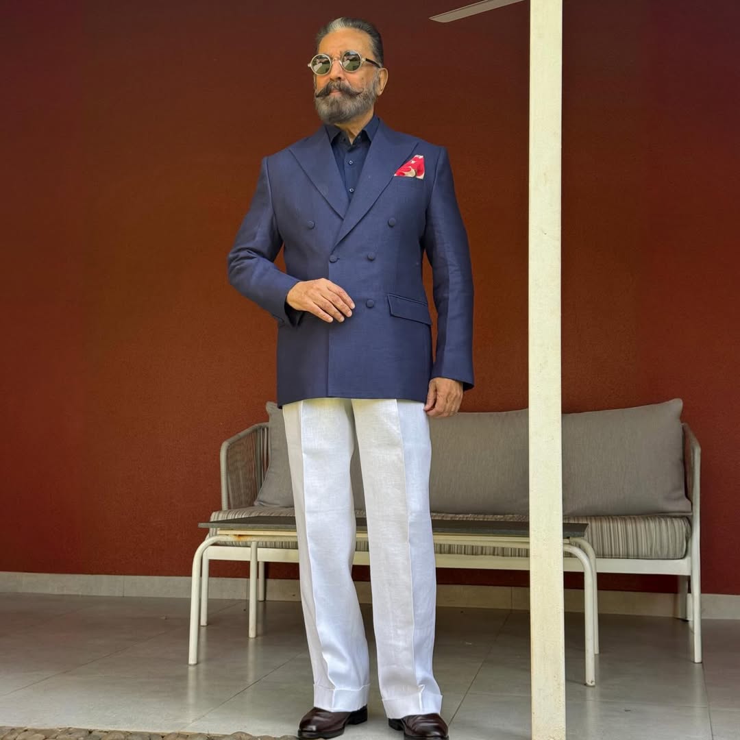 DiehardKamalian's tweet image. Our ever-suave @ikamalhaasan sir presents #Amaran at #IFFI2025 in Goa. 📽️

How much 💙 for this look?!😊

#KamalHaasan #IFFIGoa