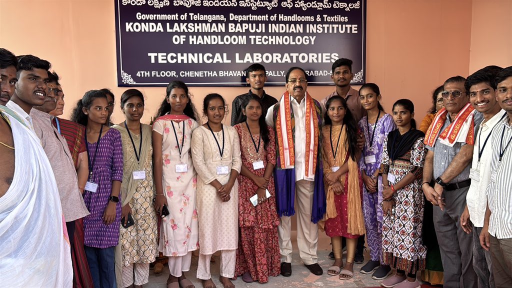 TummalaOfficial's tweet photo. Senior officials, institute faculty, and members of the handloom community attended the event.
#HandloomDevelopment
#IIHT #KondaLaxmanBapuji #TextileInnovation #SkillDevelopment #WeaversWelfare #HandloomsAndTextiles #GovernmentInitiative https://t.co/70T9qccw3s