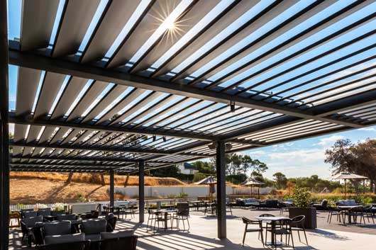 portalhoreca's tweet image. La instalación de #celosías de @Saxun_Solar en el clubroom del centro deportivo #DavidLloyd, en #Madrid, ha creado un confortable espacio híbrido donde relajarse y disfrutar después o antes de entrenar

profesionalhoreca.com/celosias-saxun…

#protecciónsolar #confort