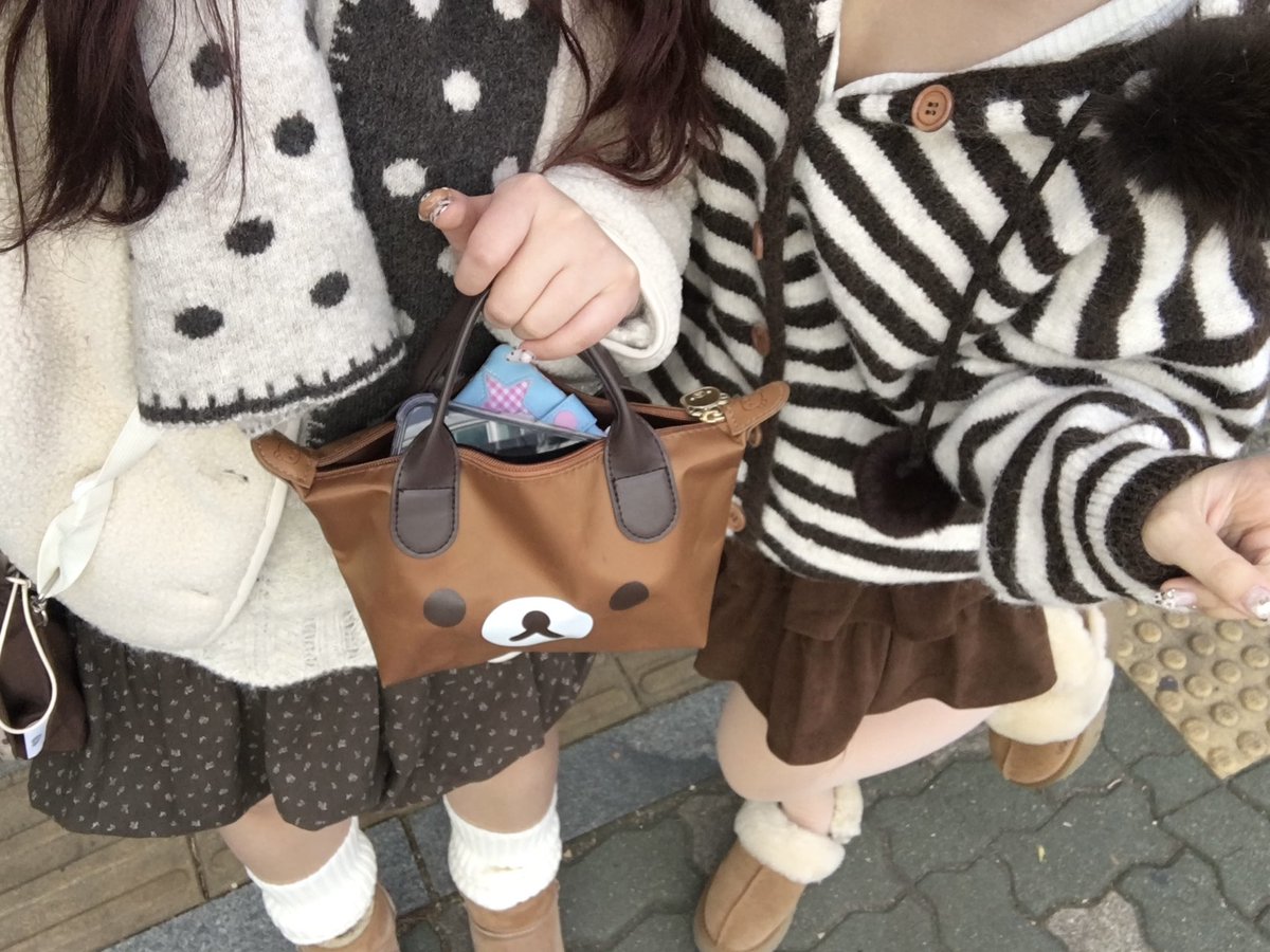 sungjunsunowife's tweet image. 소녀놀이 하는 법 2탄!
1.커플룩 맞춰입기
2.네일 평가하기
3.꽃 선물해주기