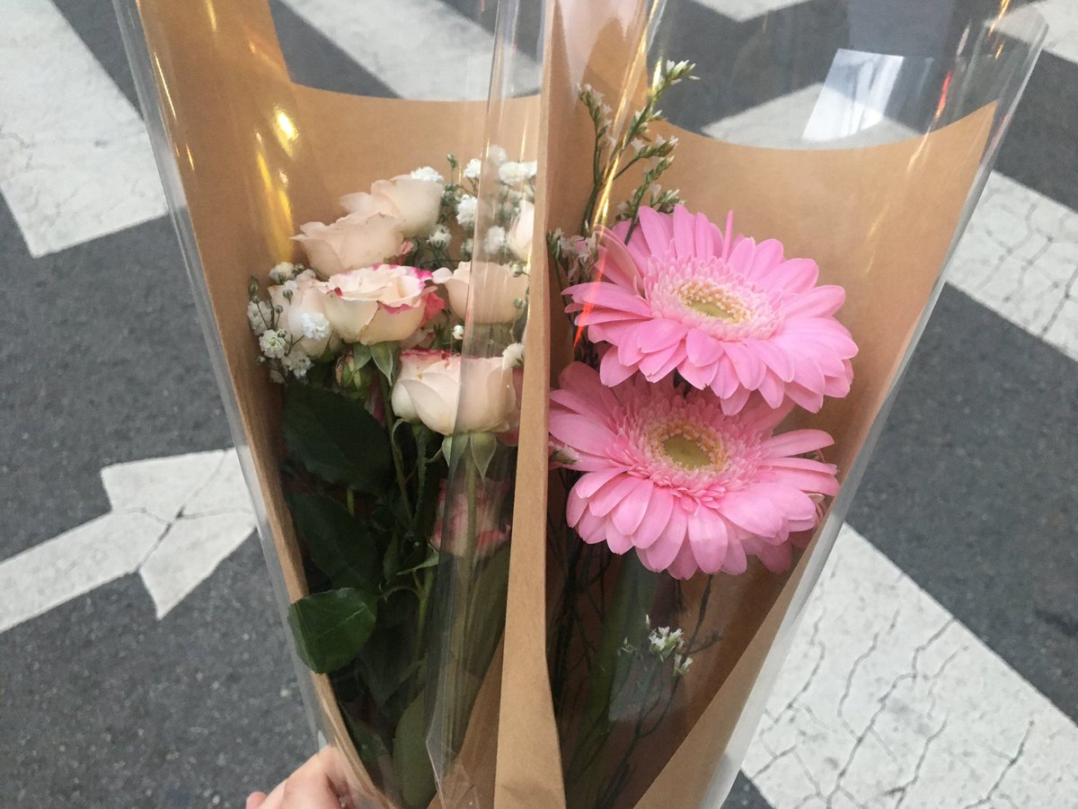 sungjunsunowife's tweet image. 소녀놀이 하는 법 2탄!
1.커플룩 맞춰입기
2.네일 평가하기
3.꽃 선물해주기