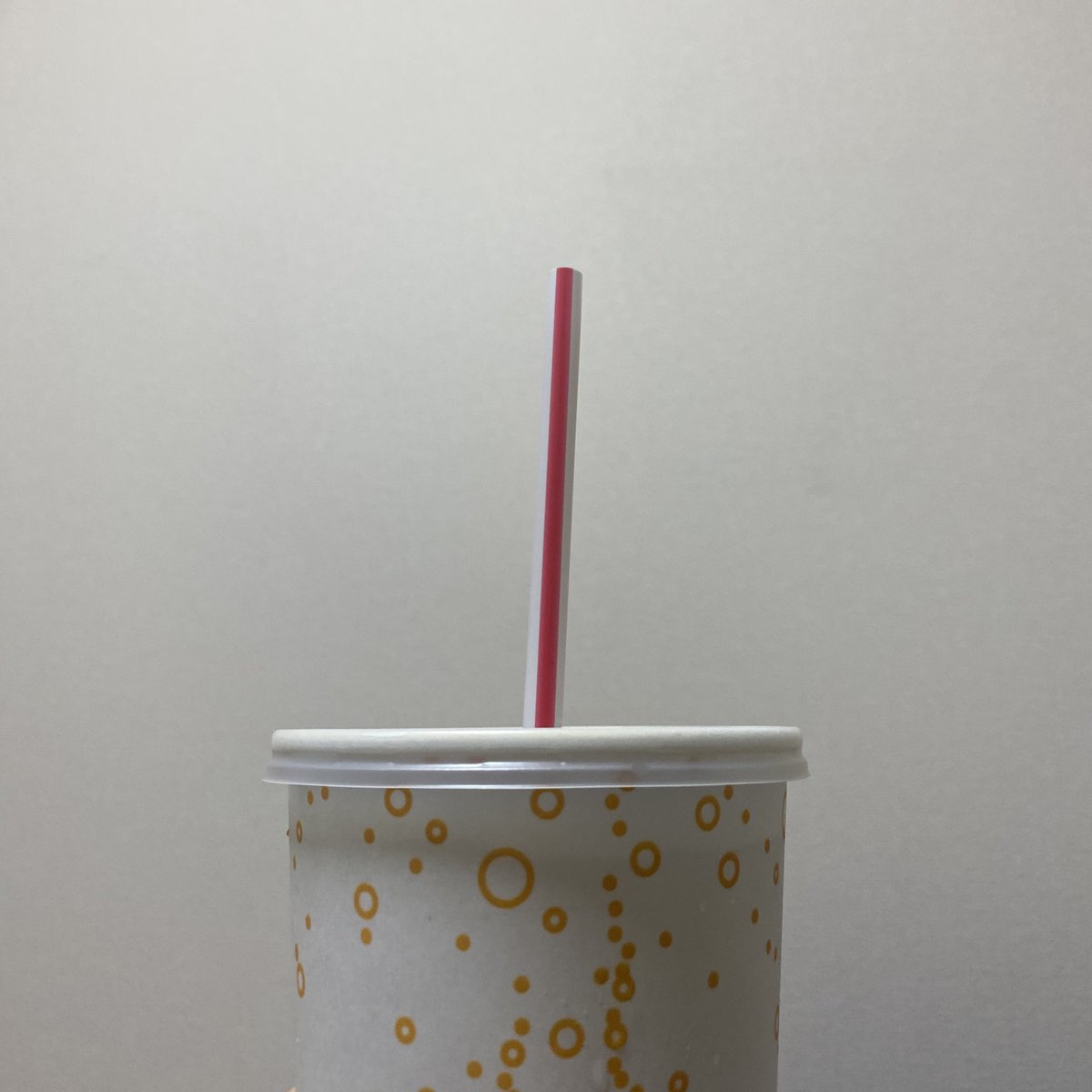09onm's tweet photo. マック行ったらストローがプラスチックだった！！ずっとこのままでいいのにな〜 https://t.co/S8MdplT9Uc