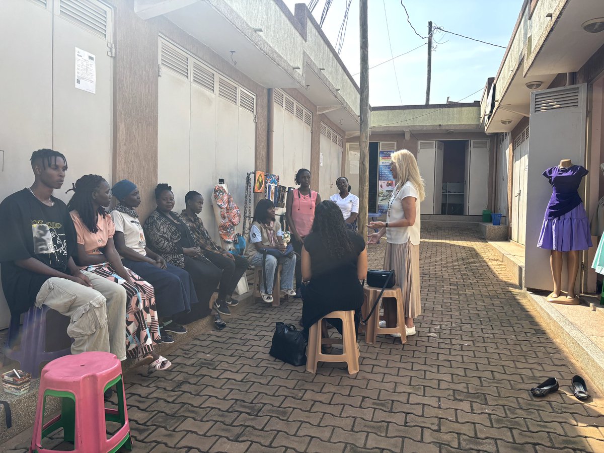 SanyuFor's tweet photo. It was pleasure hosting the Commissioner and Angeli from the @AusHCKenya ,with our creatives. We are grateful for the support through the #DirectAidProgram  to empower creative entrepreneurs develop businesses and improve their livelihoods and families. #Artivism #ArtandBusiness https://t.co/liXO2W3RbU