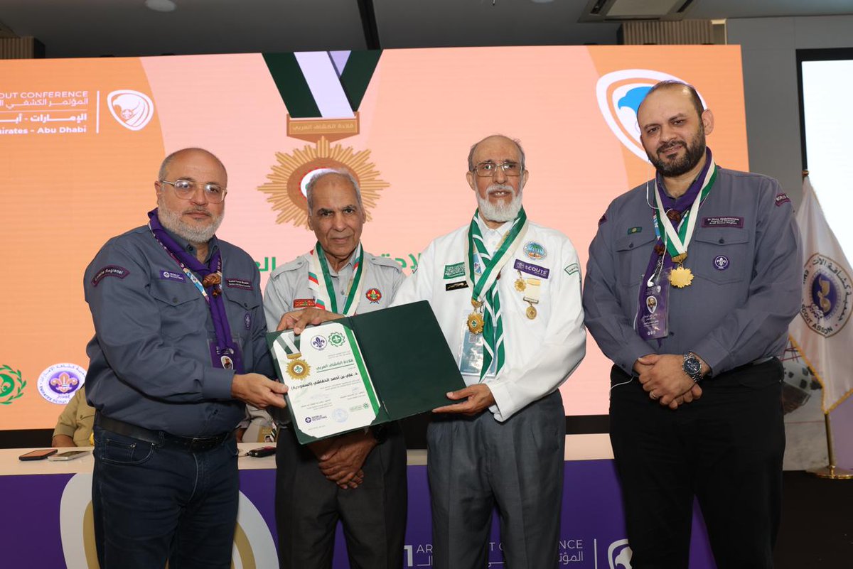 scouts_org_sa's tweet photo. قلّدت اللجنة والمنظمة الكشفية العربية أمس القائد الكشفي الدكتور علي بن أحمد عطية الحفاشي، من منسوبي جمعية الكشافة العربية السعودية، قلادة الكشاف العربي، وذلك خلال أعمال المؤتمر الكشفي العربي الـ31 الذي اختتم أعماله في العاصمة الإماراتية أبوظبي. https://t.co/b9JgkTP82c https://t.co/ith43nxN6J