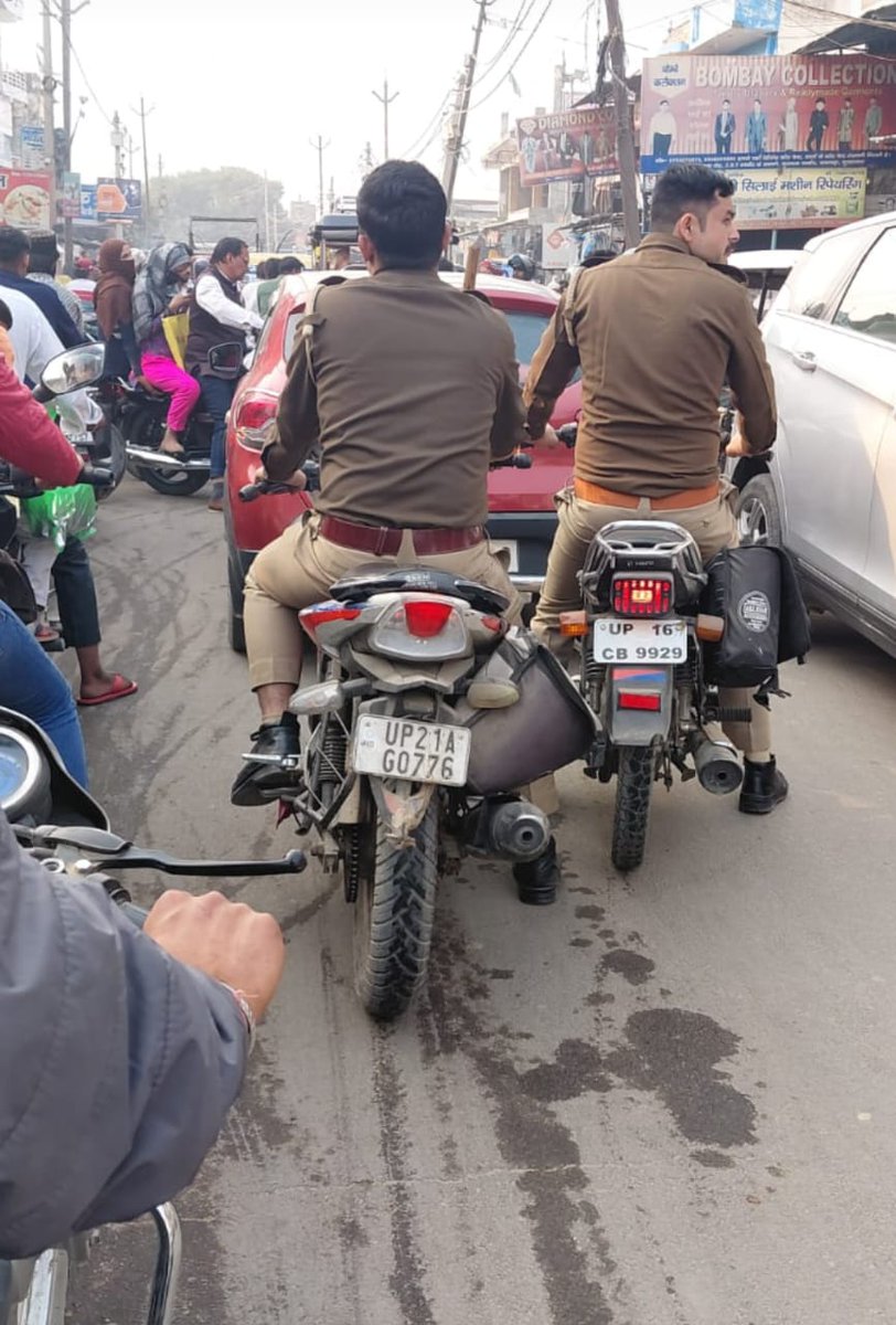 ShaneAlamP19042's tweet photo. मुरादाबाद में जहां पर पुलिस द्वारा यातायात नियमों के सिखाया वह बताया जाता है आज मुरादाबाद के केलसा रोड  पर पुलिस के सिपाहियों द्वारा यातायात नियमों के आदेशों की धज्जियां उड़ा जा रही है फोटो काफी तेजी से वायरल है   @CMOfficeUP @Uppolice @moradabadpolice @UPPViralCheck @satpal_IPS https://t.co/uoCC5OLXBA