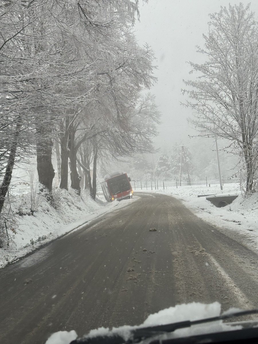 W okolicach Rzeszowa <a href="/miasto_rzeszow/">Rzeszów</a> również nie jest łatwo dziś jeździć. Uważajcie na drogach!
fot. Konrad Andrzej Puc
<a href="/IMGWmeteo/">IMGW-PIB METEO POLSKA</a> <a href="/MeteoprognozaPL/">meteoprognoza.pl🇵🇱</a> <a href="/meteo_expert/">Jarosław Turała</a>
#obserwatorzyburz #pogoda #ślisko #małopolska