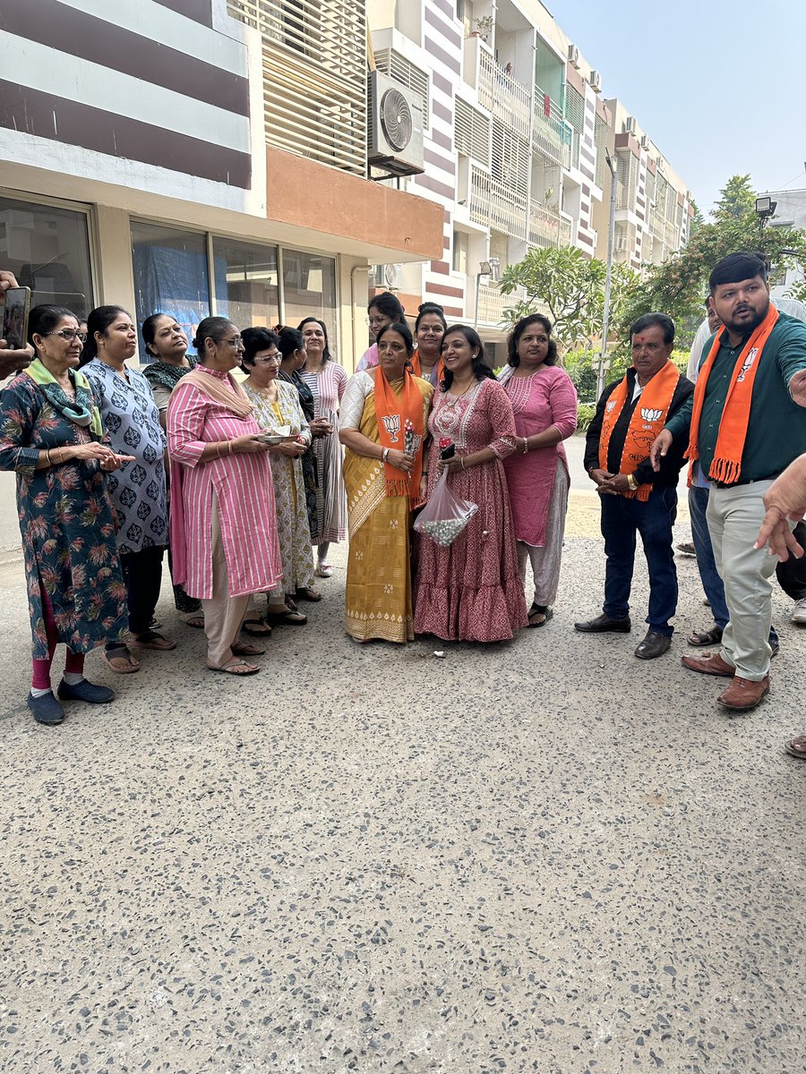 patelrumit7's tweet image. આજ રોજ રીટાબેન પટેલ અને રાકેશભાઈ બ્રહ્મભટ્ટ ના બજેટ માંથી ચાંદખેડા વિસ્તાર ની અલગ અલગ સોસાયટી RCC રોડ અને લાઈટ ના થાંભલા નાખવાની કામગીરી નું ખાત- મુહૂર્ત કરવા માં આવ્યું. પ્રમુખ ,મહામંત્રી , હોદેદારો અને કાર્યકર્તા ઓ ઉપસ્થિત રહ્યા.  

રૂમિત પટેલ - મહામંત્રી ચાંદખેડા વોર્ડ