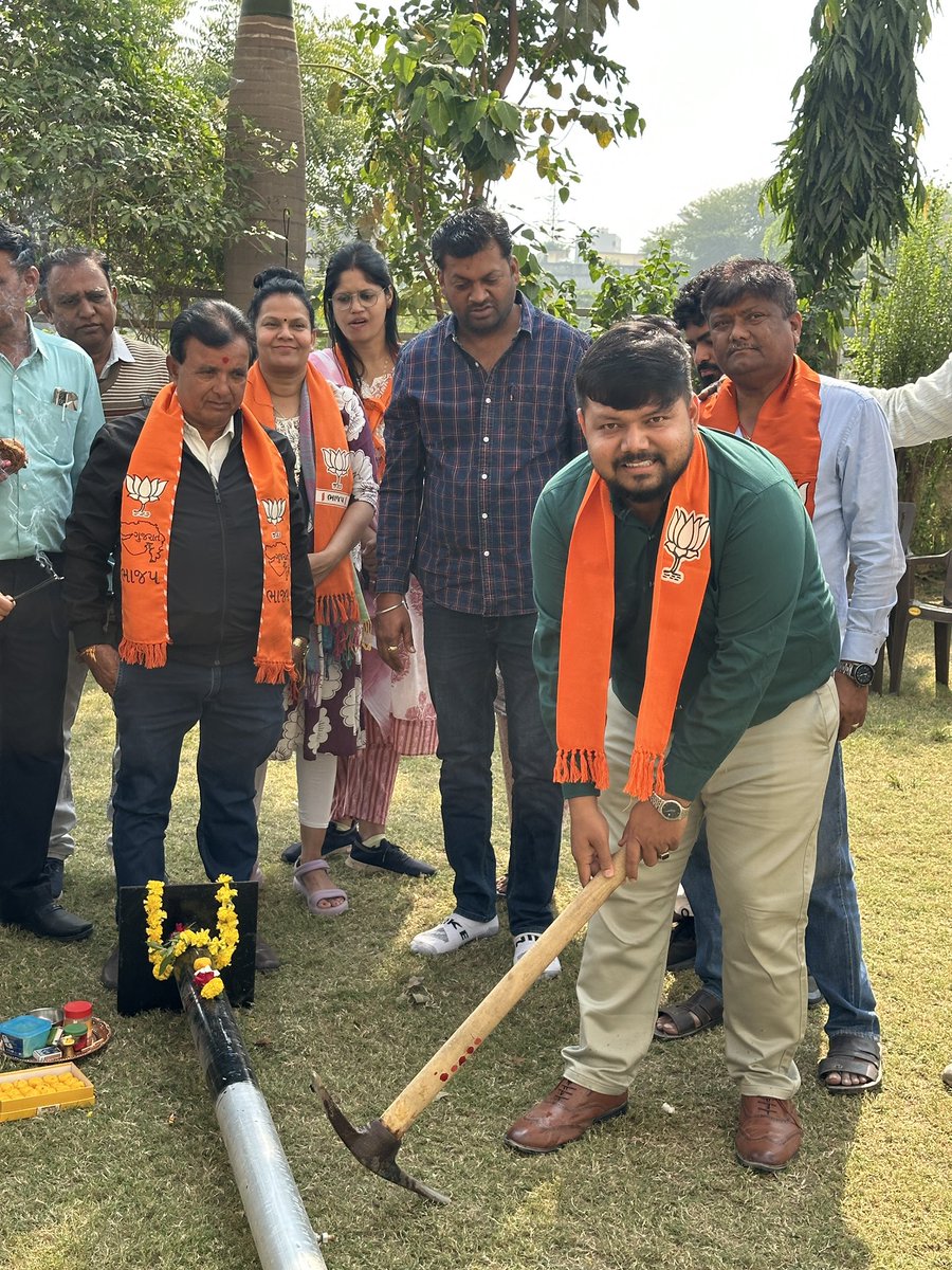 patelrumit7's tweet image. આજ રોજ રીટાબેન પટેલ અને રાકેશભાઈ બ્રહ્મભટ્ટ ના બજેટ માંથી ચાંદખેડા વિસ્તાર ની અલગ અલગ સોસાયટી RCC રોડ અને લાઈટ ના થાંભલા નાખવાની કામગીરી નું ખાત- મુહૂર્ત કરવા માં આવ્યું. પ્રમુખ ,મહામંત્રી , હોદેદારો અને કાર્યકર્તા ઓ ઉપસ્થિત રહ્યા.  

રૂમિત પટેલ - મહામંત્રી ચાંદખેડા વોર્ડ