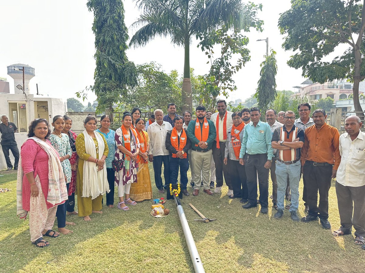 patelrumit7's tweet image. આજ રોજ રીટાબેન પટેલ અને રાકેશભાઈ બ્રહ્મભટ્ટ ના બજેટ માંથી ચાંદખેડા વિસ્તાર ની અલગ અલગ સોસાયટી RCC રોડ અને લાઈટ ના થાંભલા નાખવાની કામગીરી નું ખાત- મુહૂર્ત કરવા માં આવ્યું. પ્રમુખ ,મહામંત્રી , હોદેદારો અને કાર્યકર્તા ઓ ઉપસ્થિત રહ્યા.  

રૂમિત પટેલ - મહામંત્રી ચાંદખેડા વોર્ડ