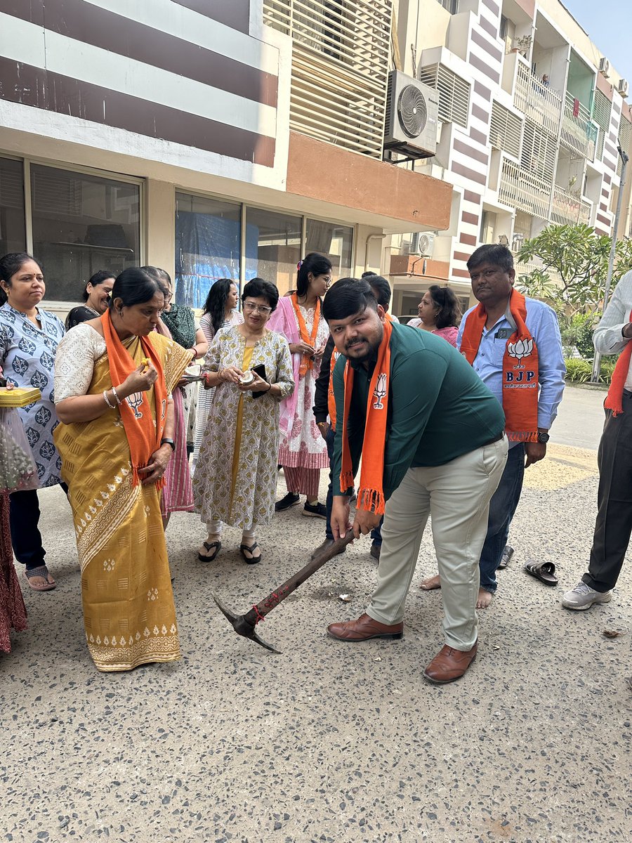 patelrumit7's tweet image. આજ રોજ રીટાબેન પટેલ અને રાકેશભાઈ બ્રહ્મભટ્ટ ના બજેટ માંથી ચાંદખેડા વિસ્તાર ની અલગ અલગ સોસાયટી RCC રોડ અને લાઈટ ના થાંભલા નાખવાની કામગીરી નું ખાત- મુહૂર્ત કરવા માં આવ્યું. પ્રમુખ ,મહામંત્રી , હોદેદારો અને કાર્યકર્તા ઓ ઉપસ્થિત રહ્યા.  

રૂમિત પટેલ - મહામંત્રી ચાંદખેડા વોર્ડ