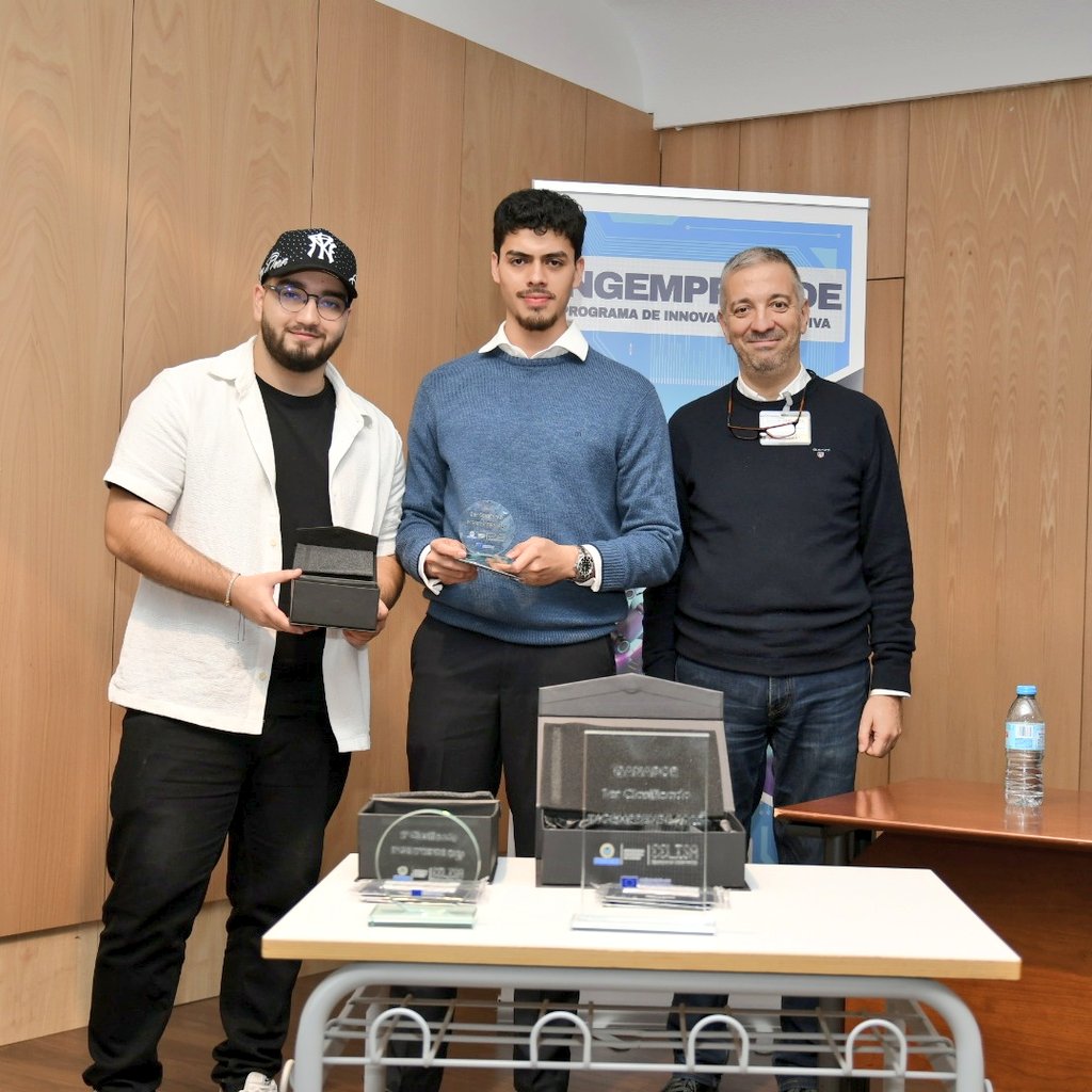 aeroespacialUPM's tweet image. Entrega de premios en #INGEMPRENDE2025. El tercer premio es para el equipo formado por: Andrei Stefan Popa, de @upb1818 y Carlos Abraham Castro, de @GeomaticaUPM de @La_UPM.
@IEducativa_UPM #somosUPM #UPMConecta