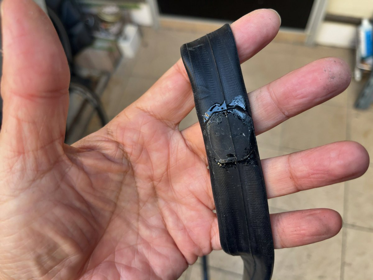 udon01410141's tweet image. ＴＬでSHOEGOOでパンク直している人を見かけたのでダイソーの靴用ボンドと古チューブの切れ端で試してみた。貼ってから５時間程経過したが今のところ空気漏れはない