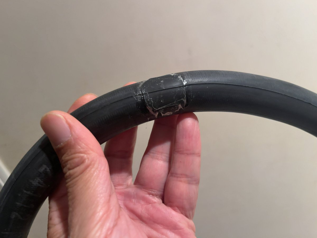 udon01410141's tweet image. ＴＬでSHOEGOOでパンク直している人を見かけたのでダイソーの靴用ボンドと古チューブの切れ端で試してみた。貼ってから５時間程経過したが今のところ空気漏れはない