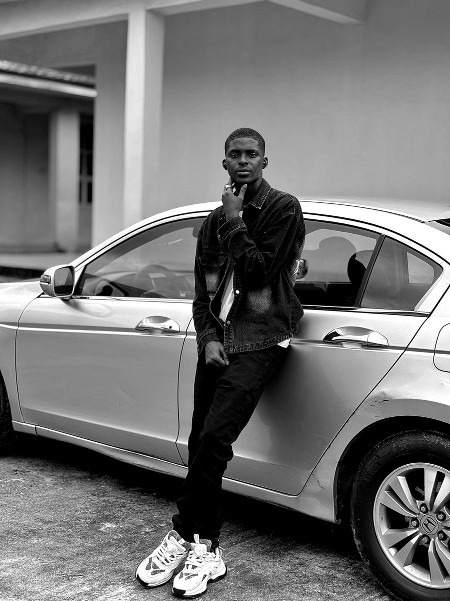 DouglasLoveful's tweet image. A quick reintroduction;
I&apos;m Douglas, a Graphic Designer focused on helping brands achieve visual clarity and impact. 

Here&apos;s a peek at what I&apos;ve been working on lately.  Which piece catches your eyes? 

Founders, you need design that converts, let&apos;s talk.📩