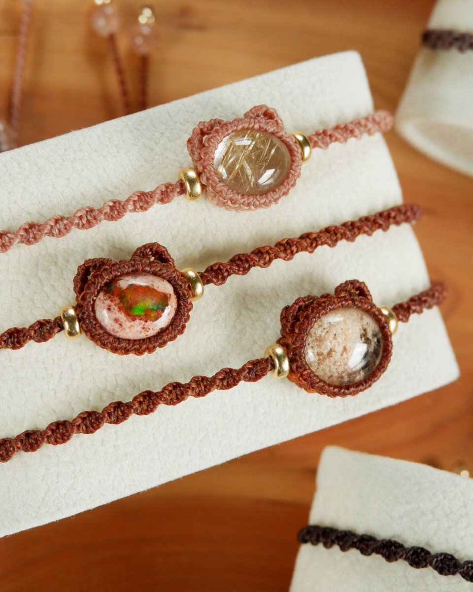 from_ap_hand's tweet image. 🐾 NEW ARRIVAL 🐾

ゴールドルチルクォーツ
カンテラオパール
ガーデンクォーツ

本日は温かみのある色合いをご紹介☀️

天然石にこだわった
キラッと美しく輝くアクセサリーを
お楽しみくださいませ🐾

明日は最新作・もしかしたらモノヴィレ限定になるかも？
なイヤーカフをご紹介します！