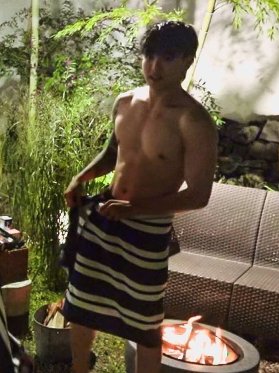 97JKZONE's tweet image. THIS JUNGKOOK INSANE