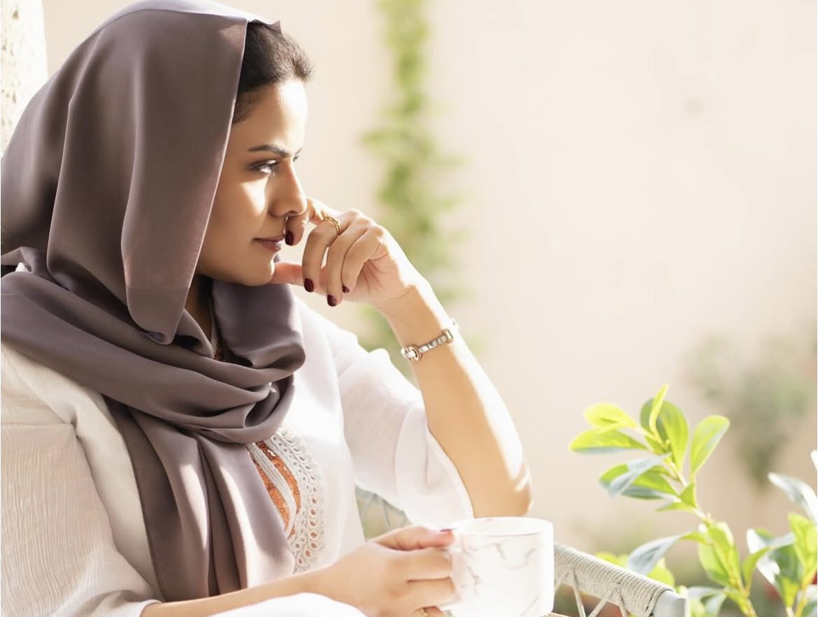 Samiyah1977's tweet image. في هذا الهدوء الذي يلامس وجهي .. أرى ثمرة الطريق الذي مشيته بصبر .. كم تعبت وكم وقفت وحدي وها أنا اليوم أرى ما لم يُرَ بالأمس .. فالحكمة لا تأتي صدفة بل تولد من تعب طويل .. وتتفتح عندما نصمت وننظر إلى نتائجنا بامتنان .. الحمدلله ..