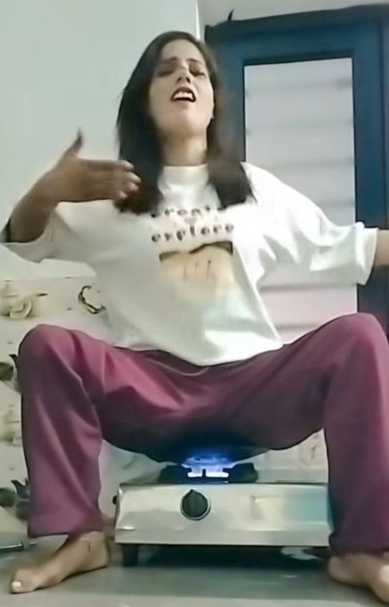 ayeshakhan7003's tweet image. क्या Reel बनाने के लिए इस तरह का Stunt करना सही है ?

पापा की परियों Views के लिए ऐसा न करो कहीं जल गया कुछ तो भुगतती रहेगी 😂