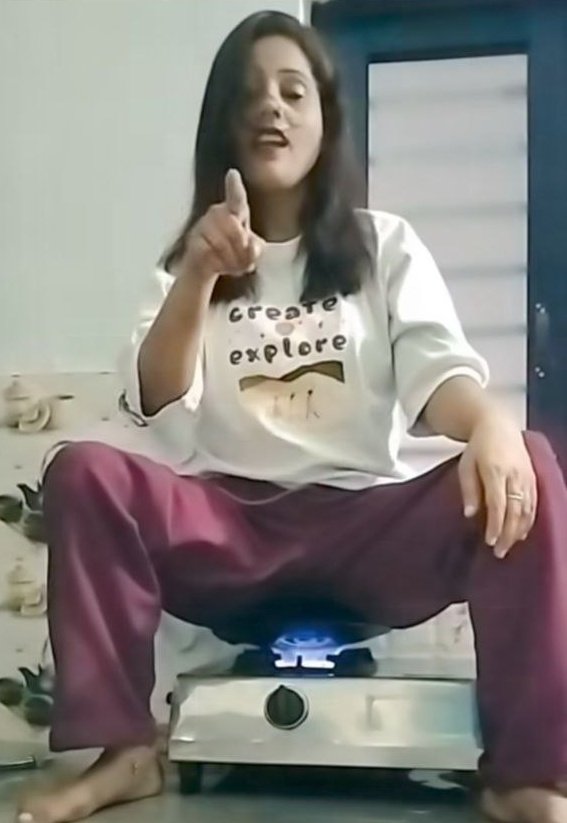 ayeshakhan7003's tweet image. क्या Reel बनाने के लिए इस तरह का Stunt करना सही है ?

पापा की परियों Views के लिए ऐसा न करो कहीं जल गया कुछ तो भुगतती रहेगी 😂