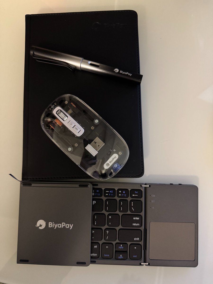 0xKeepBuilding's tweet image. 今天收到 #BiyaPay 的周边，真的有被惊喜到！
三折键盘 + 透明鼠标，做工比想象的还精致。
尤其是那个三折叠键盘，便携到夸张，可以随手塞进包里。
出差在机场、咖啡厅写文案、做笔记都完全够用，键感也 surprisingly 好。

感谢 @BIYAPAYOFFICIAL…