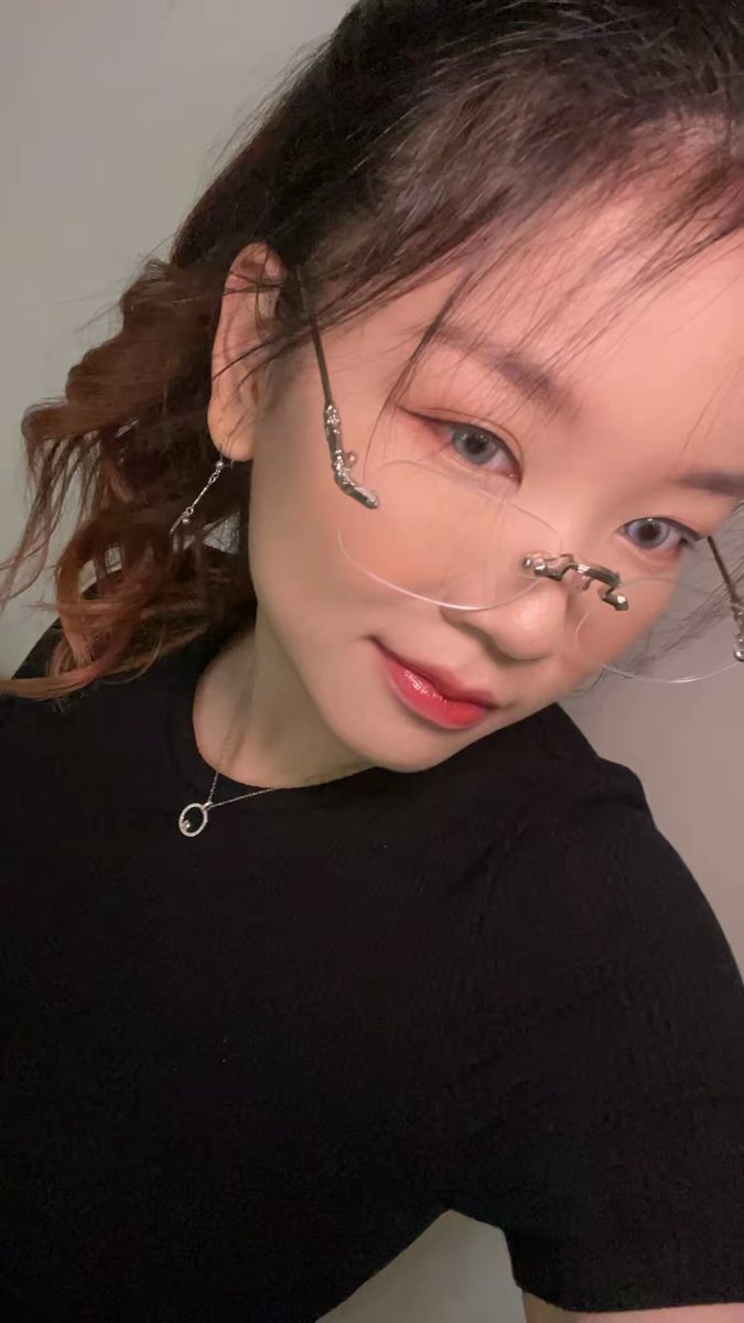 celcelline_'s tweet image. akhirnya menemukan cara bikin #ponytail yg ngga bikin kepala sakit dan tetep bagus! 👀🫶

(masih dgn kacamata melorot itu, maap ya jangan bosen)