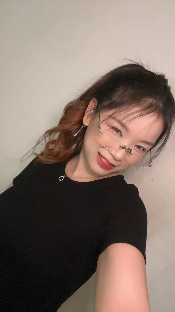 celcelline_'s tweet image. akhirnya menemukan cara bikin #ponytail yg ngga bikin kepala sakit dan tetep bagus! 👀🫶

(masih dgn kacamata melorot itu, maap ya jangan bosen)